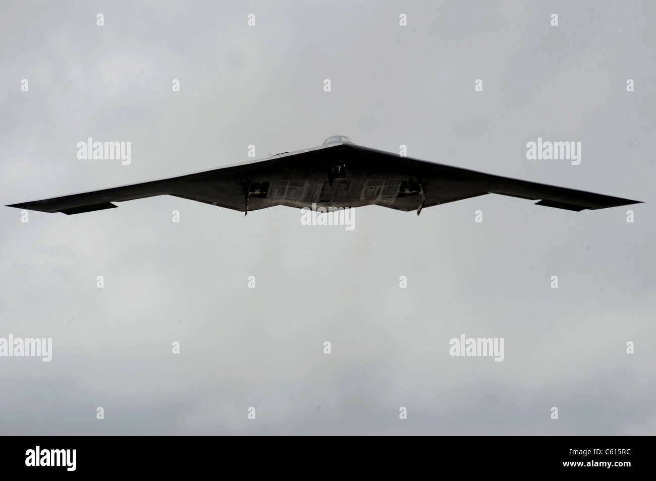 B-2 bombardiere pesante è stato progettato con tecnologia stealth per evitare il rilevamento radar offrendo al contempo sia di tipo convenzionale o di armi nucleari. Andersen Air Force Base di Guam. 4 marzo 2009. (BSLOC 2011 12 236) Foto Stock