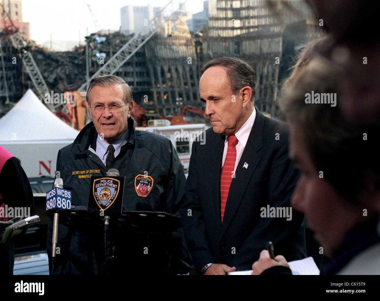 Donald Rumsfeld a sinistra e il sindaco di New York Rudy Giuliani presso le rovine del World Trade Center di Manhattan inferiore su nov. 14 2001. Foto Stock