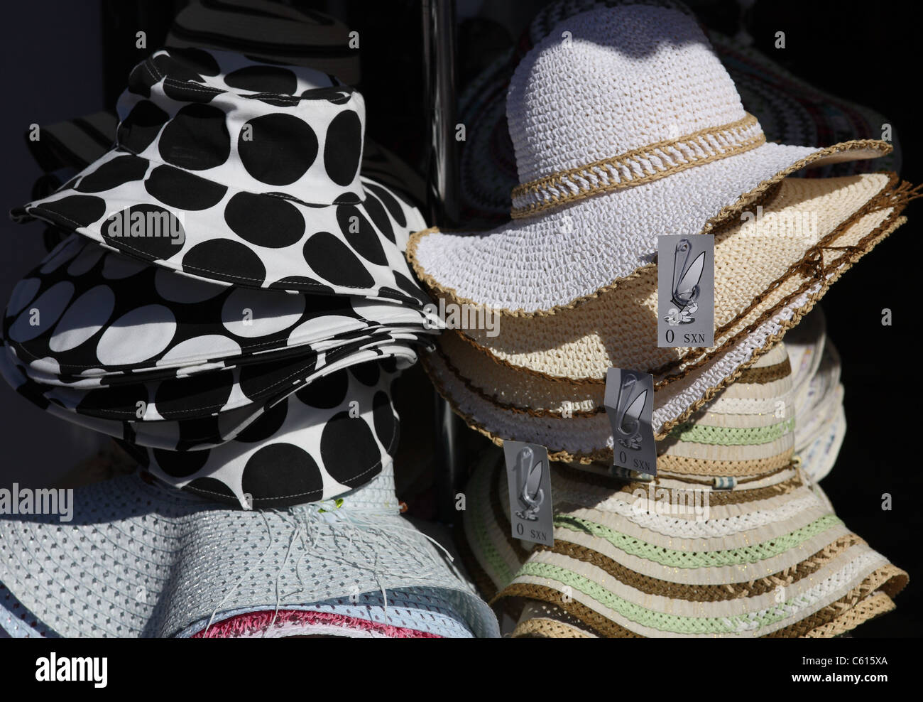 Cappelli per la vendita in un negozio francese Foto Stock