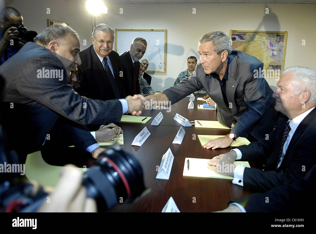 Il Presidente George W Bush scuote le mani con Adil Abd Al-Mahdi un iracheno Vice Presidente nel corso di riunioni ad alto livello Al Asad Air Base Iraq sett. 3 2007. Il Segretario della Difesa Robert M. Gates uniti Bush durante una riunione con cinque di alto livello del governo iracheno funzionari. Foto Stock