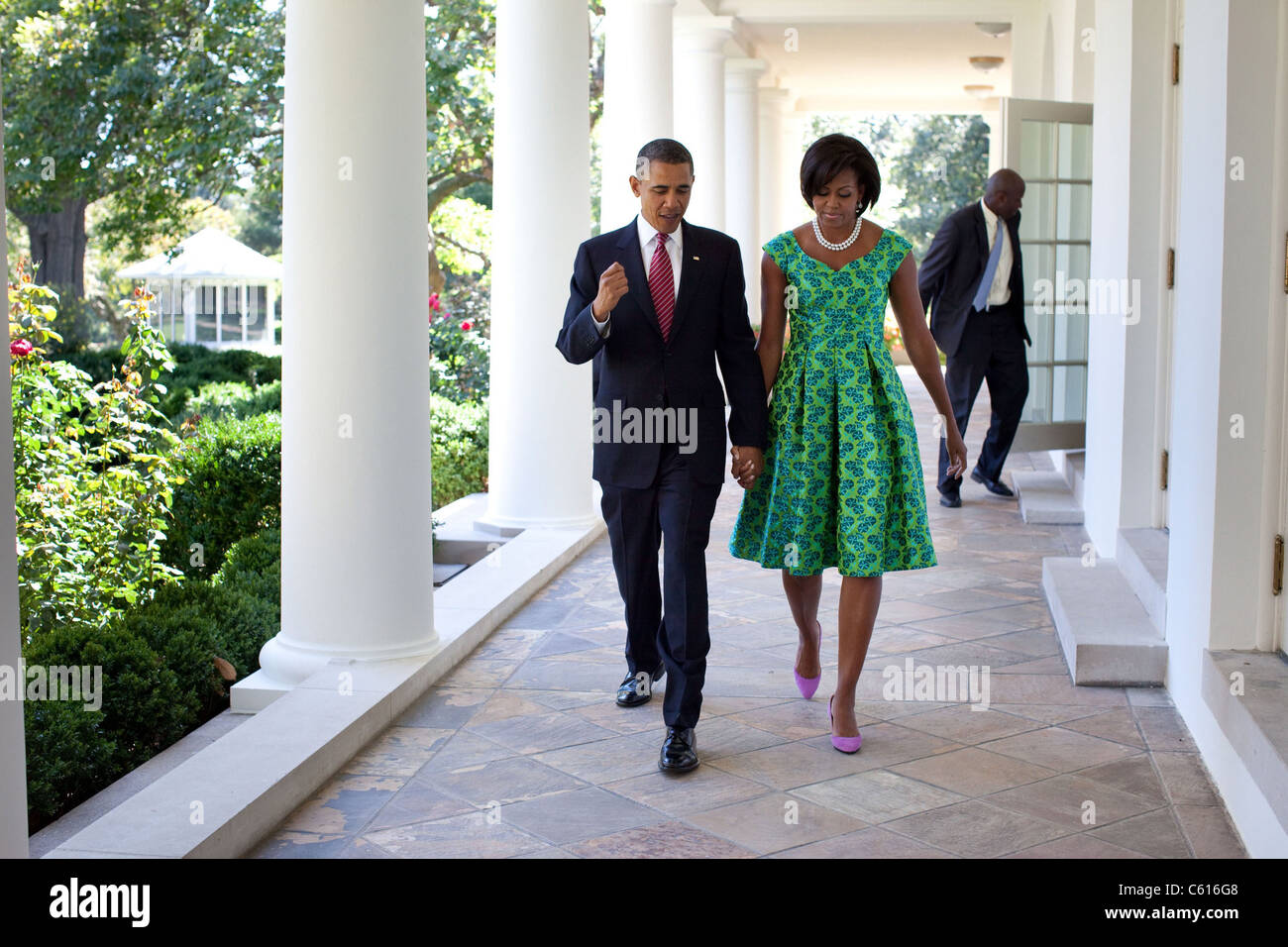 Presidente e Michelle Obama a piedi lungo il colonnato della Casa Bianca. Michelle indossa un verde smeraldo stampa abito svasato da Barbara Tfank. Sett. 21 2010., foto di: Everett raccolta(BSLOC 2011 7 140) Foto Stock