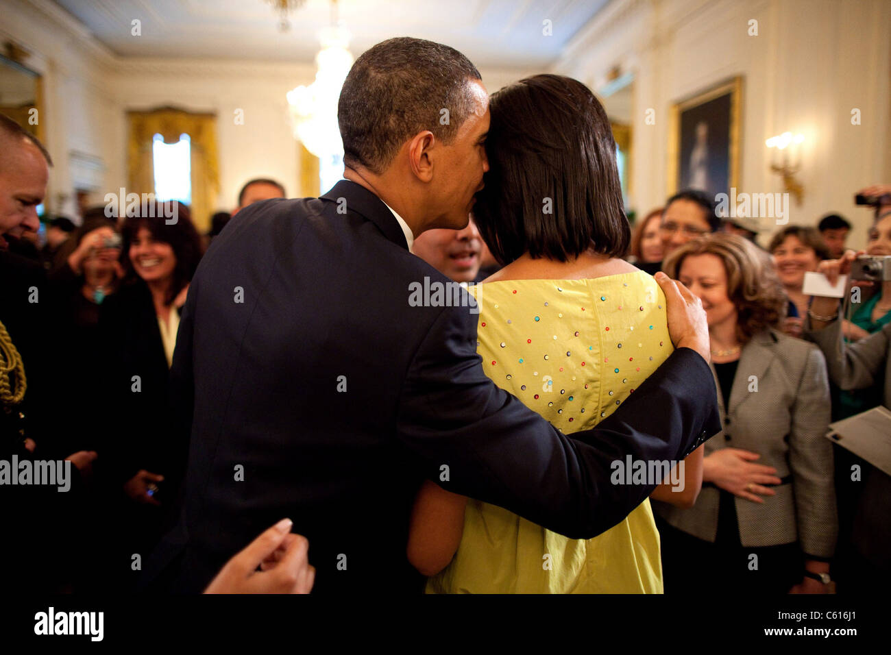 Il presidente Obama sussurra in della Michelle orecchio durante la Casa Bianca Cinco de Mayo celebrazione. Michelle indossa un verde acido Abito in raso da Mocshino 2009 della collezione primavera/estate., foto di: Everett raccolta(BSLOC_2011_7_120) Foto Stock