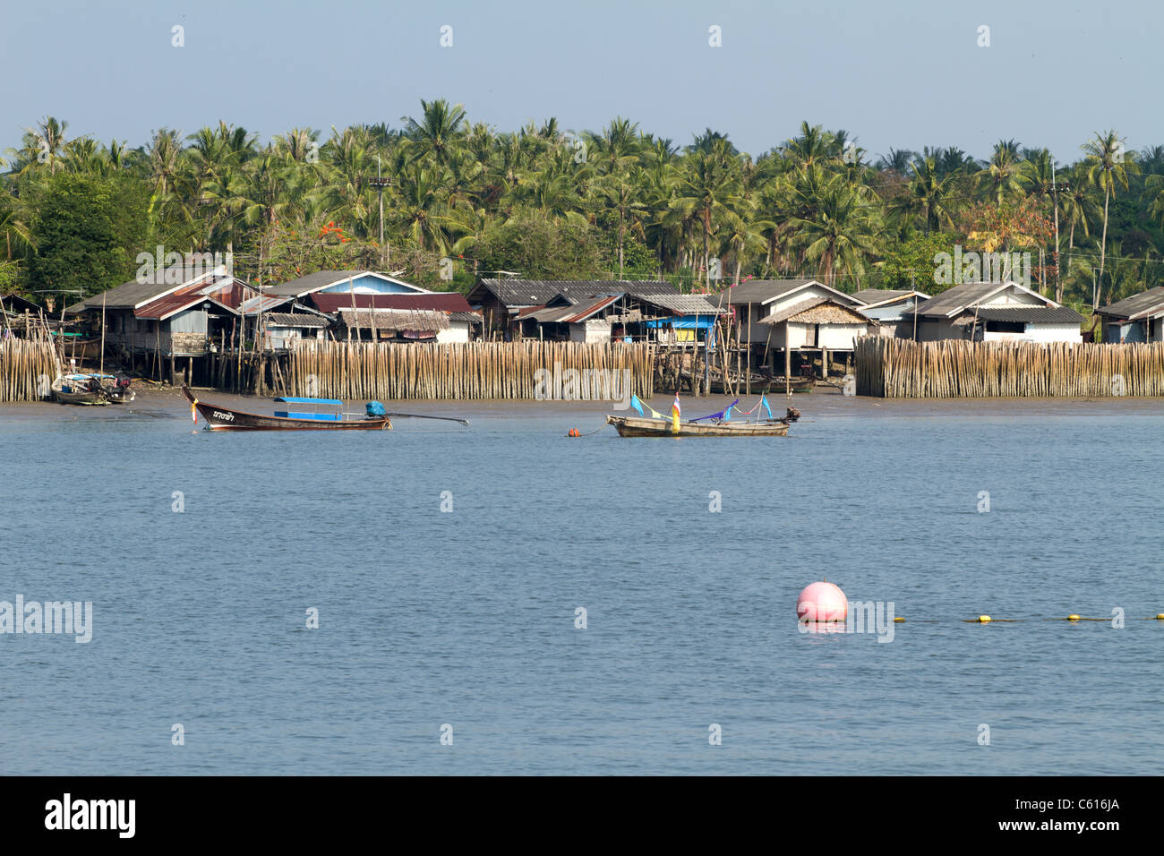 Tradizionale villaggio di fisher su krabi river bank, Krabi ,Thailandia Foto Stock