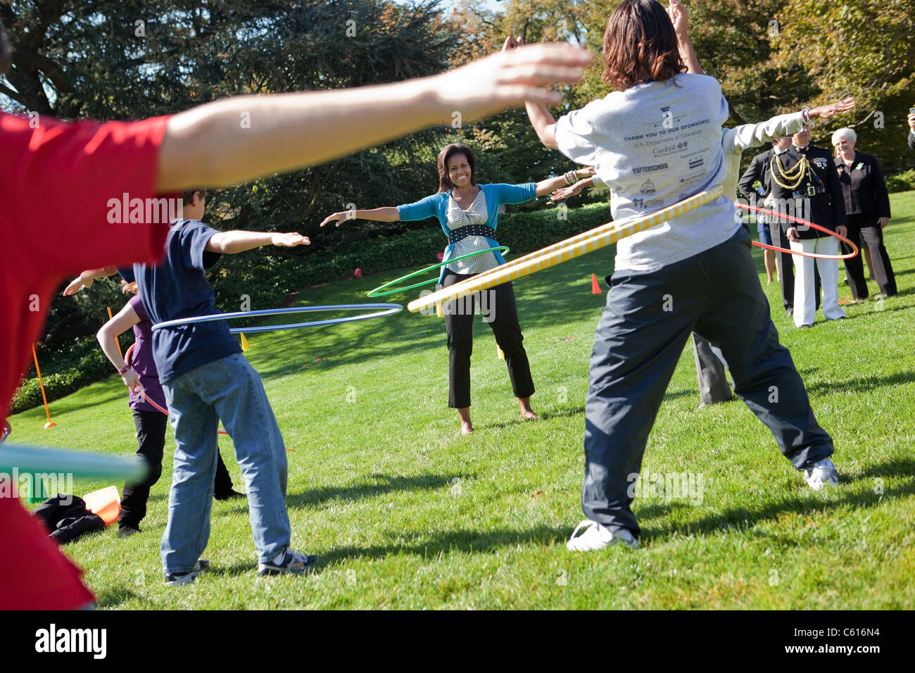 Michelle Obama hula hoops con bambini durante i bambini sani Fiera sul prato Sud della Casa Bianca Ott 21 2009., foto di: Everett raccolta(BSLOC 2011 7 80) Foto Stock