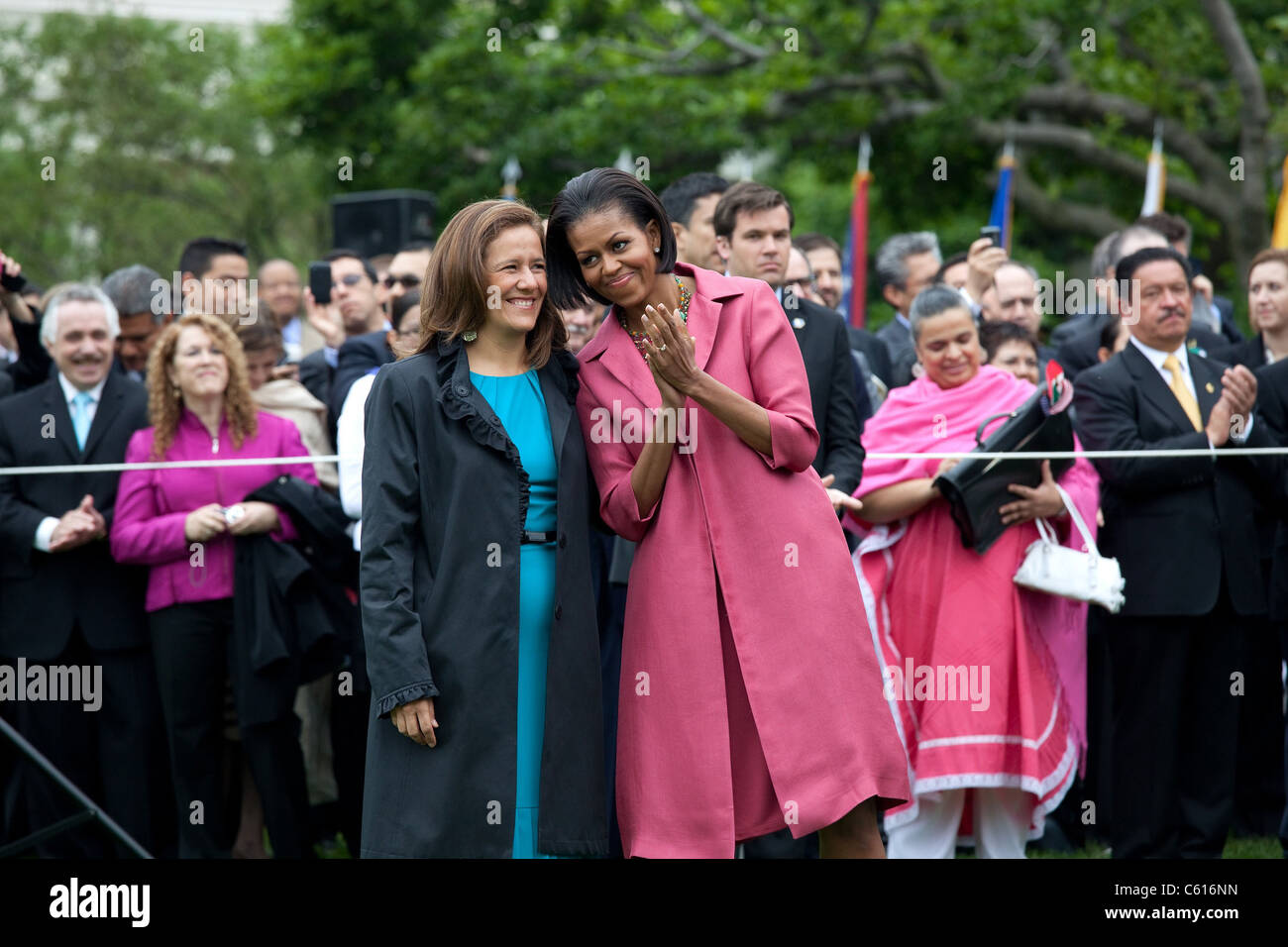 Michelle Obama e la Sig.ra Margarita Zavala guarda lo stato cerimonia di arrivo sul prato Sud della Casa Bianca. Michelle indossa un carmine viscosa abito in jersey con una seta di rivestimento in nylon da Calvin Klein Pre-Spring della collezione 2009., foto di: Everett raccolta(BSLOC 2011 7 98) Foto Stock