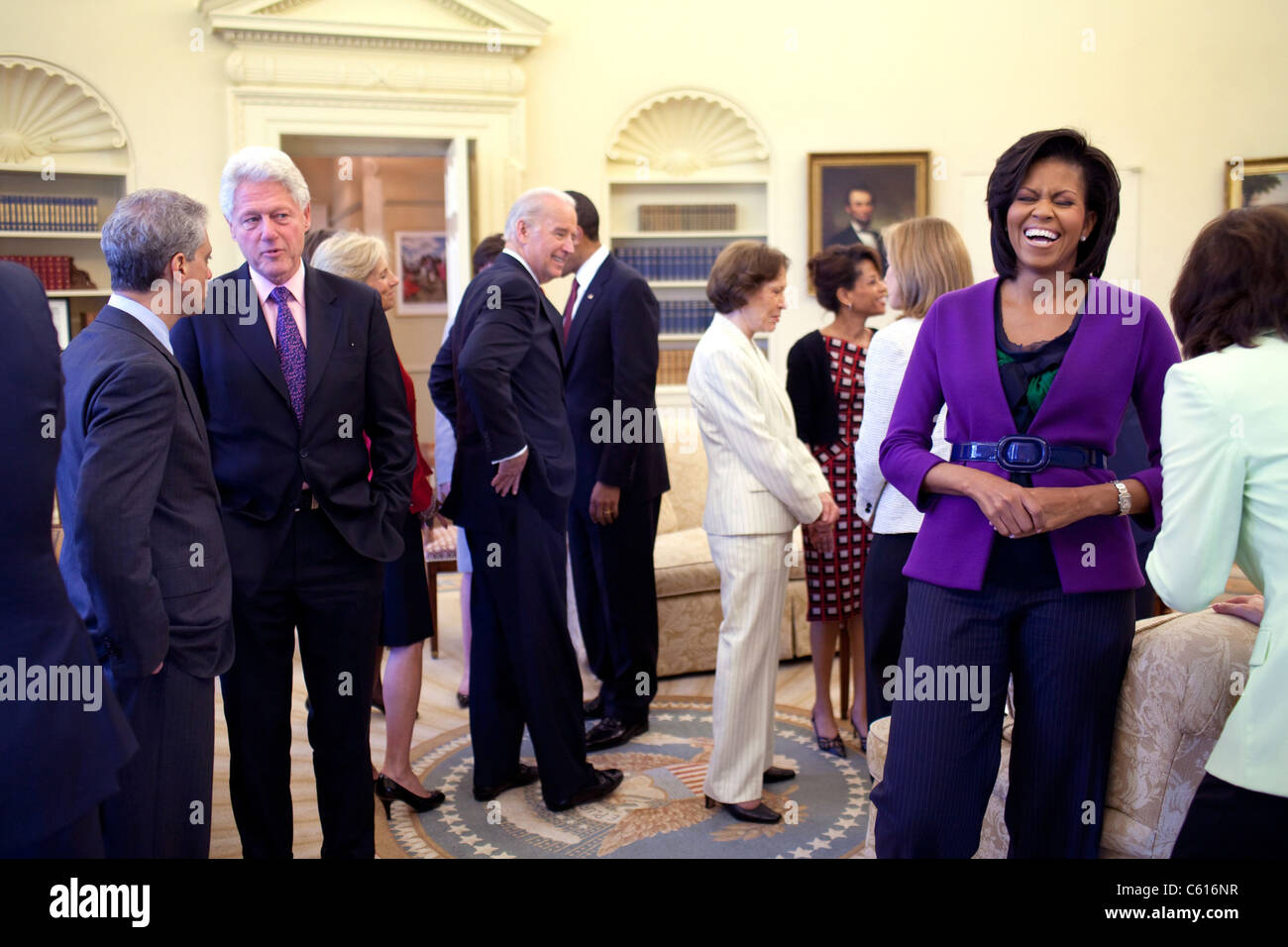 Michelle Obama risate con gli ospiti nell'ufficio ovale che includono Bill Clinton Edward M. Kennedy Rosalynn Carter e VP Joe Biden. Il presidente Barack Obama è in background. Aprile 21 2009., foto di: Everett raccolta(BSLOC 2011 7 137) Foto Stock