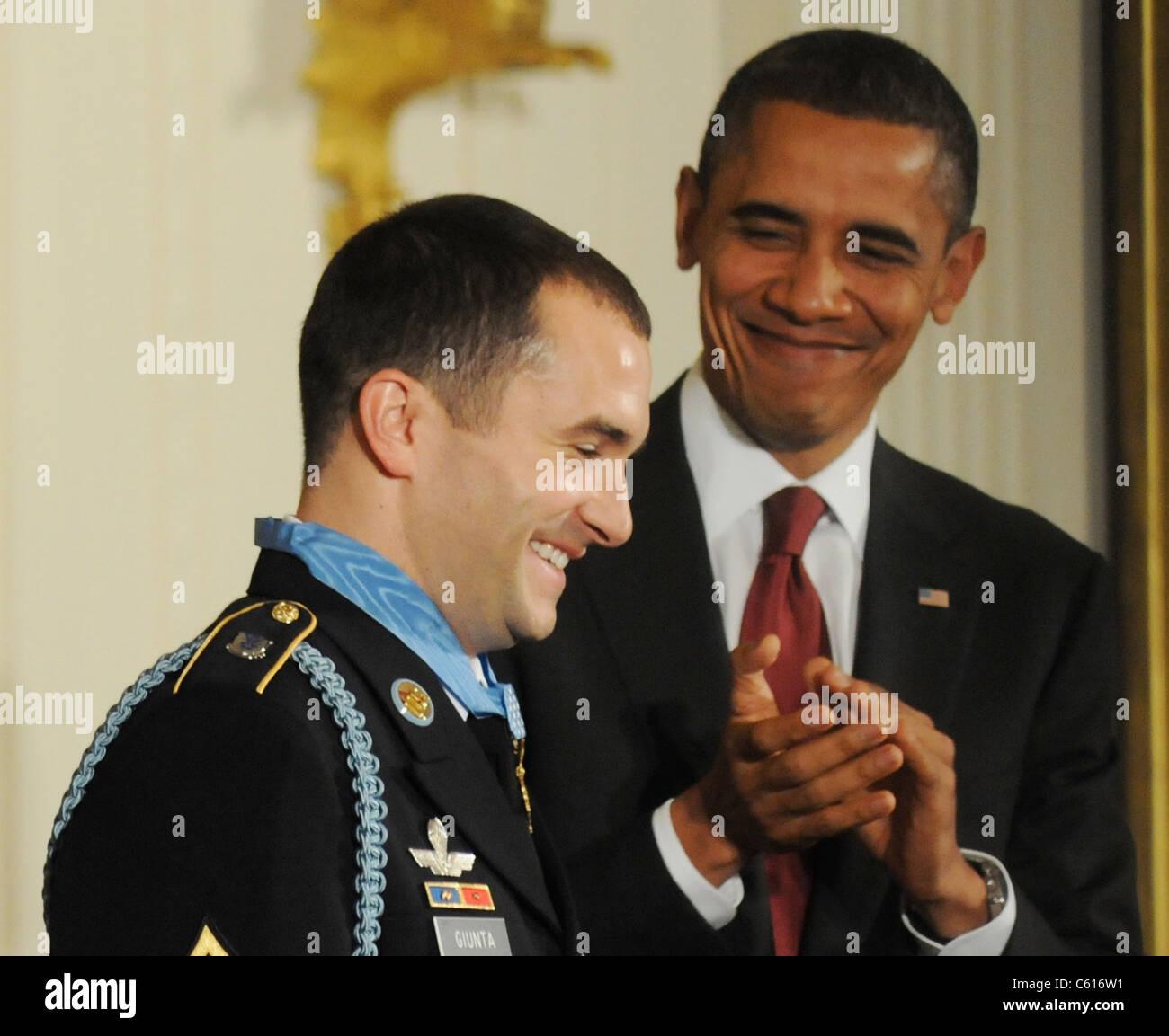 Il presidente Obama applaude dopo aver presentato la medaglia d'onore al personale il sergente Salvatore Giunta su nov. 16 2010. Giunta è il primo recipent superstite del più alto U.S. Decorazione Miltary poiché il Vietman guerra. (BSWH 2011 8 31) Foto Stock