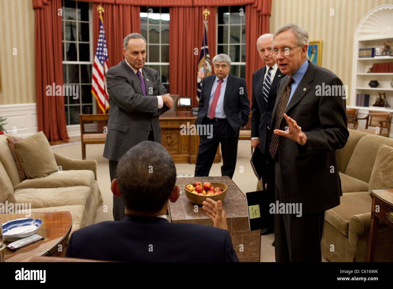 Il presidente Obama e VP Joe Biden si incontrano con il leader della maggioranza del Senato Harry Reid e il senatore Charles Schumer dopo il 2010 elezioni di mid-term. Nel 2011 Schumer assumerebbe maggiore visibilità e posizionamento come Reid's successore. In background è capo ad interim (BSWH 2011 8 340) Foto Stock
