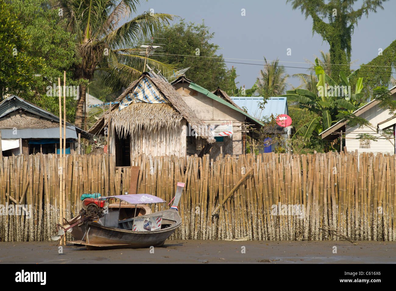 Tradizionale villaggio di fisher su krabi river bank, Krabi ,Thailandia Foto Stock