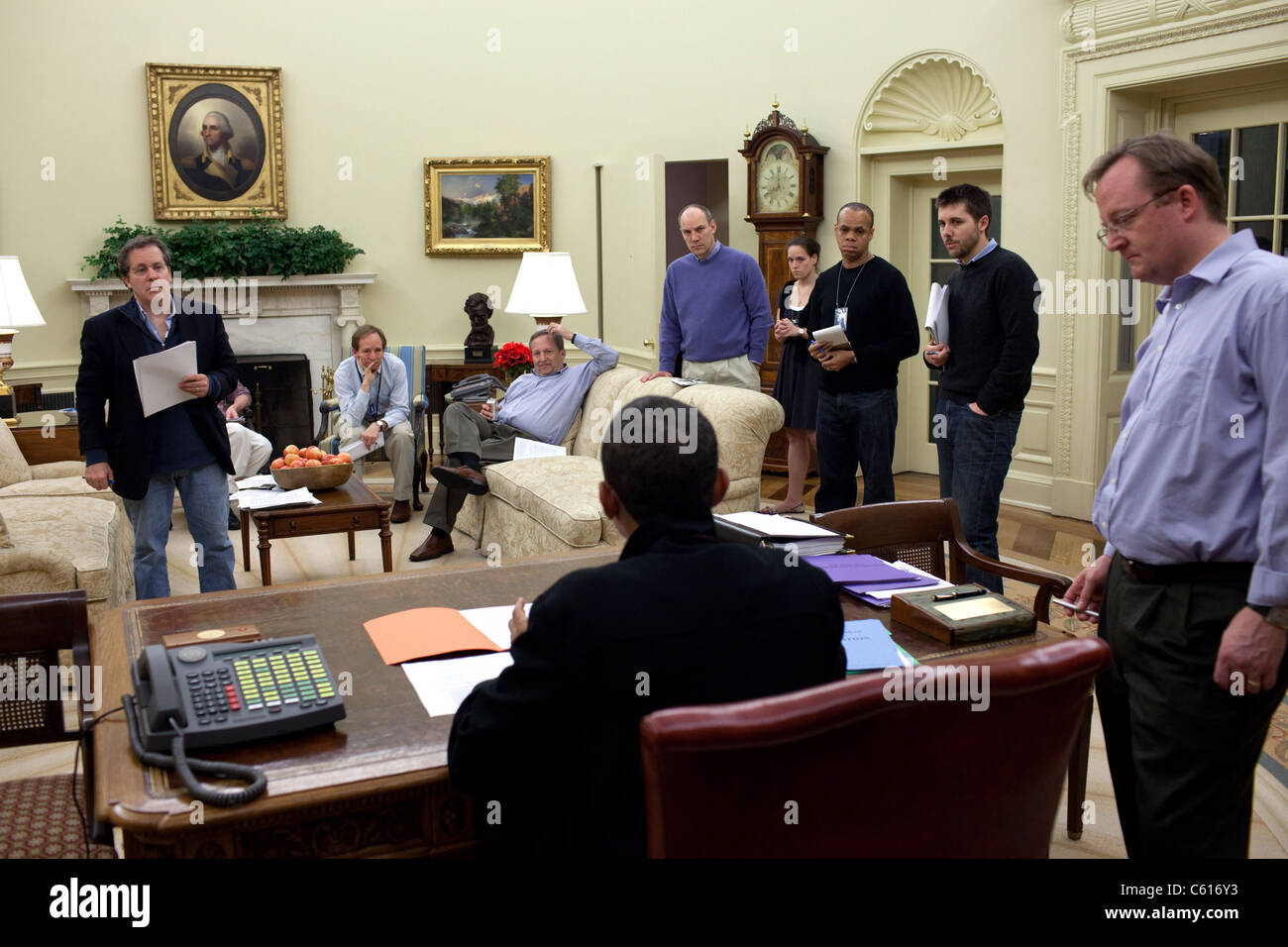 Lavorare la domenica notte all Ufficio Ovale prima che il Presidente Obama è annuncio di Assistente finanziario degli accordi con la recessione ha sottolineato la General Motors e Chrysler. Tra i partecipanti figurano Larry Summers Katie Johnson Patrick Gaspard Jon Favreau e Robert G (BSWH 2011 8 58) Foto Stock