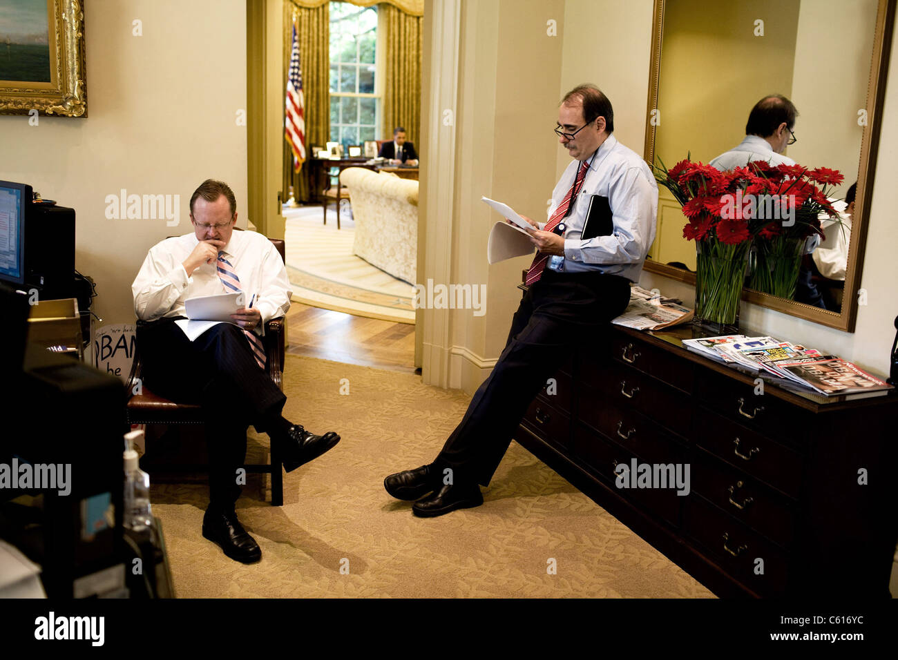 Segretario stampa della Casa Bianca Robert Gibbs sinistra e Senior Advisor David Axelrod recensione del Presidente Obama in sfondo indirizzo sulla sicurezza nazionale al di fuori dell'Ufficio Ovale il 21 maggio 2009. (BSWH 2011 8 67) Foto Stock
