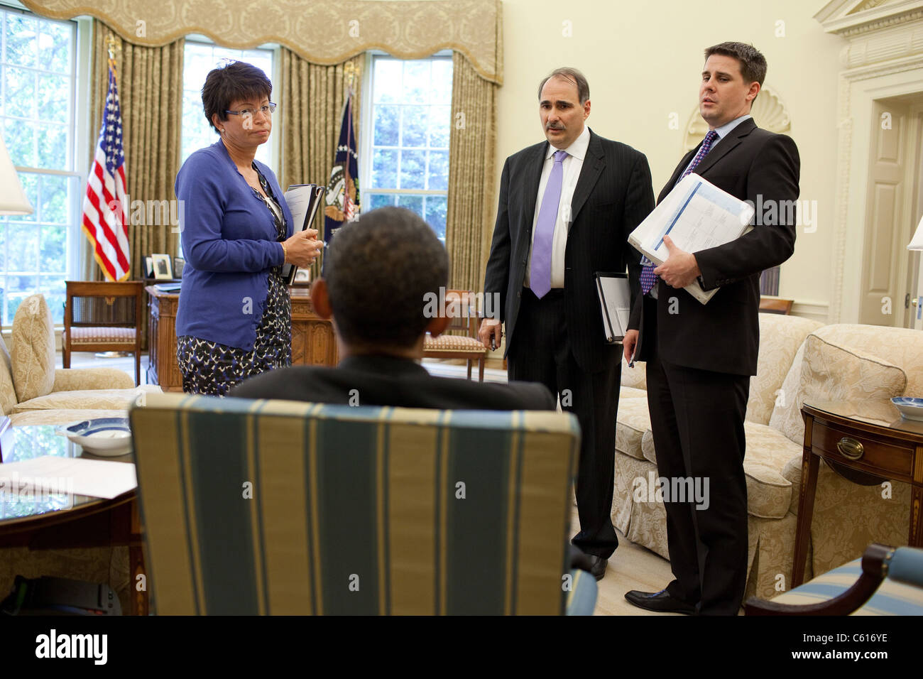 Il presidente Obama parla con Valerie Jarrett David Axelrod e Communications Director Dan Pfeiffer all Ufficio Ovale 21 maggio 2010 (BSWH 2011 8 68) Foto Stock