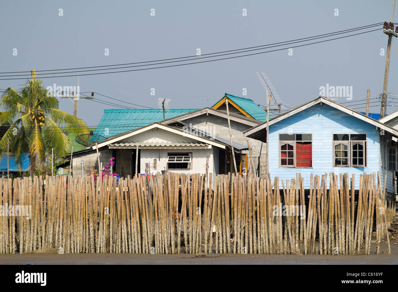 Tradizionale villaggio di fisher su krabi river bank, Krabi ,Thailandia Foto Stock