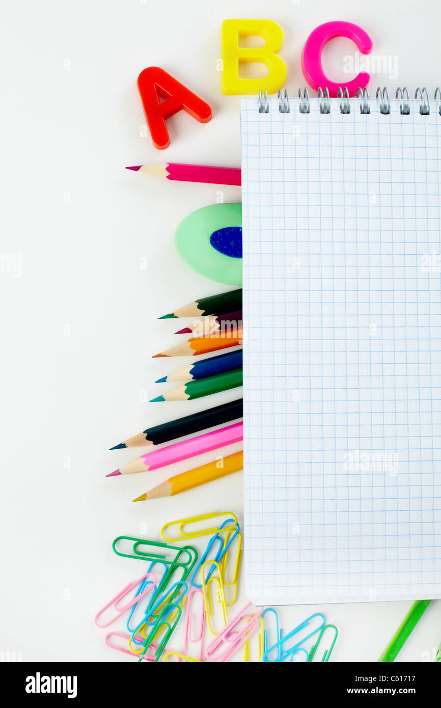 Close-up di vari oggetti necessari nella scuola il processo formativo Foto Stock