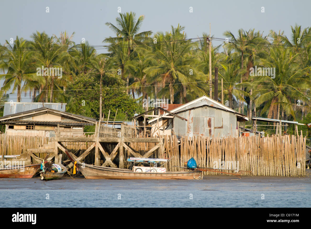 Tradizionale villaggio di fisher su krabi river bank, Krabi ,Thailandia Foto Stock
