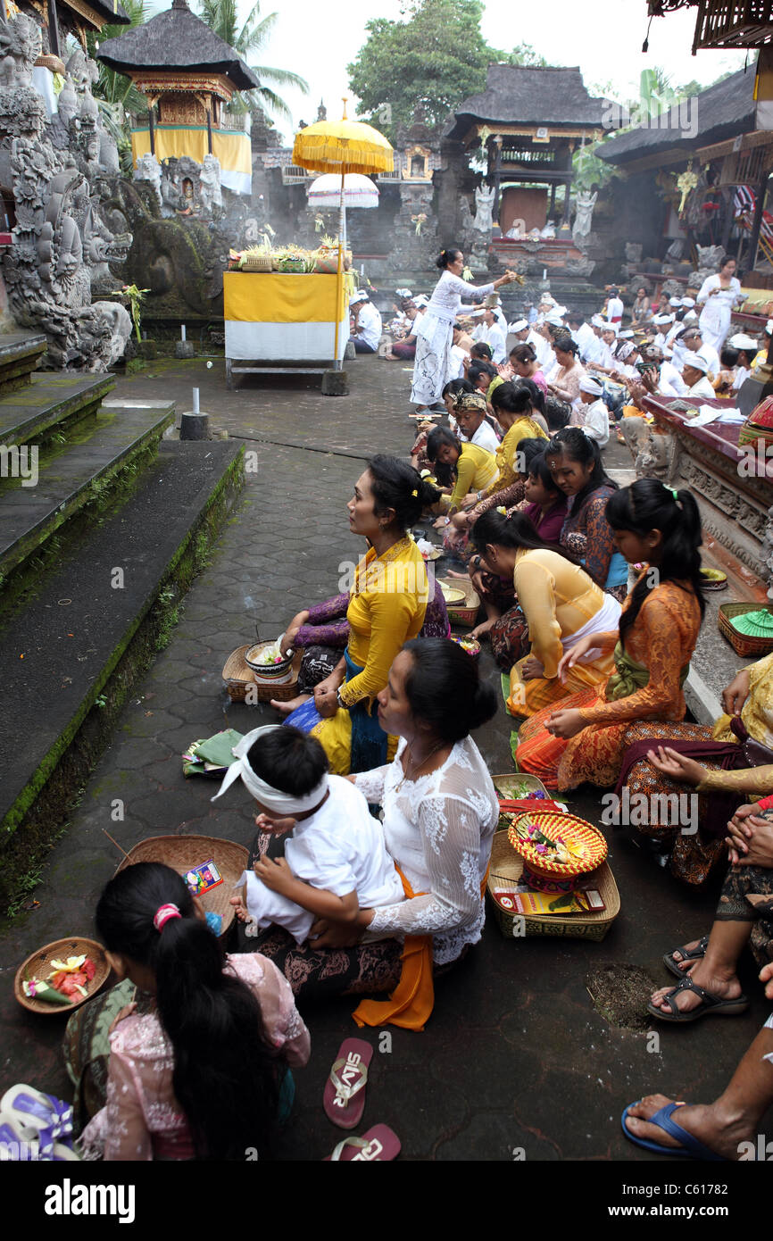 Tempio indù cerimonia di Hari Raya Kuningan. Ubud, Bali, Indonesia, Asia sud-orientale, Asia Foto Stock