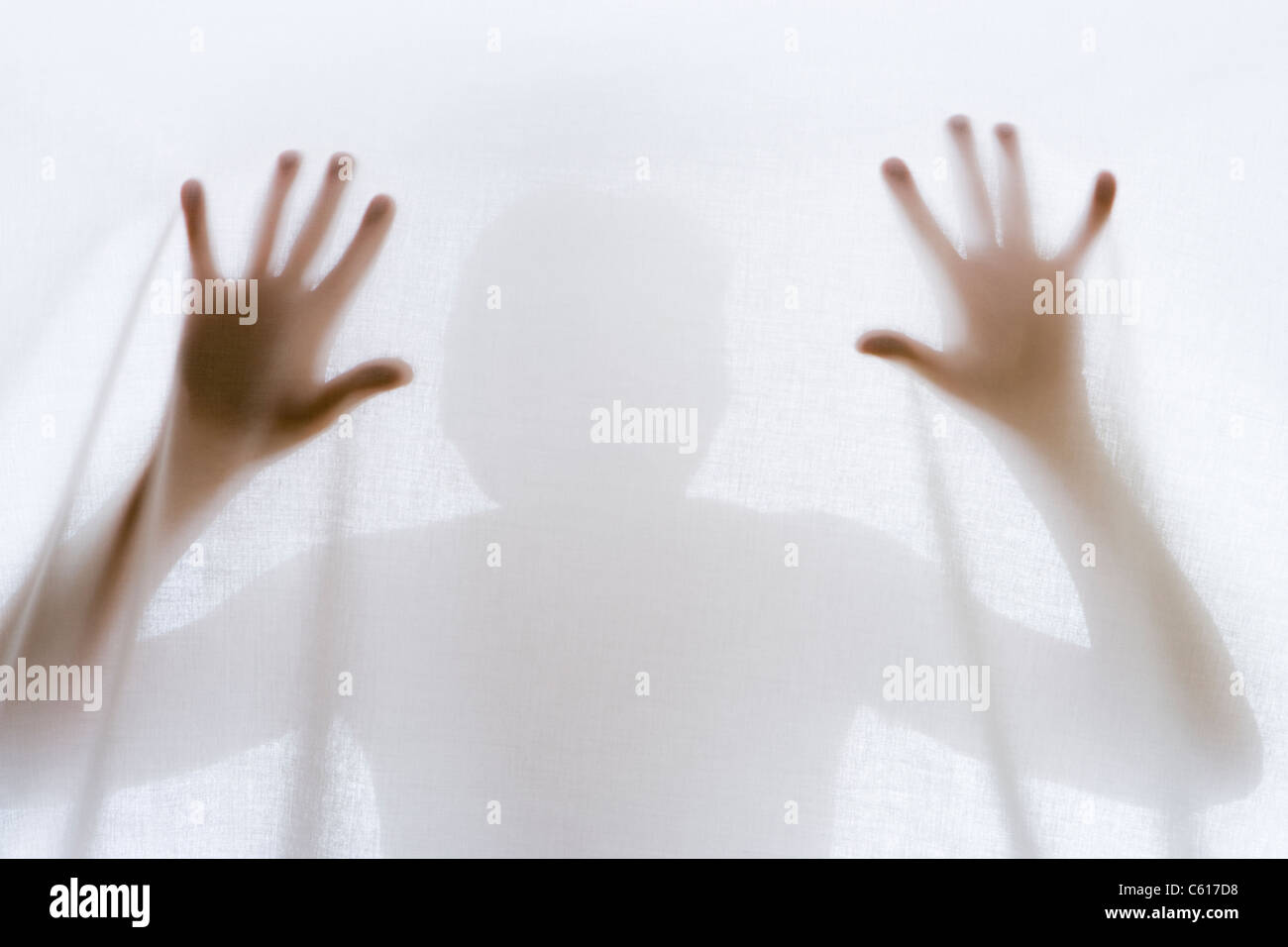 Silhouette di uomo dietro il foglio. Foto Stock