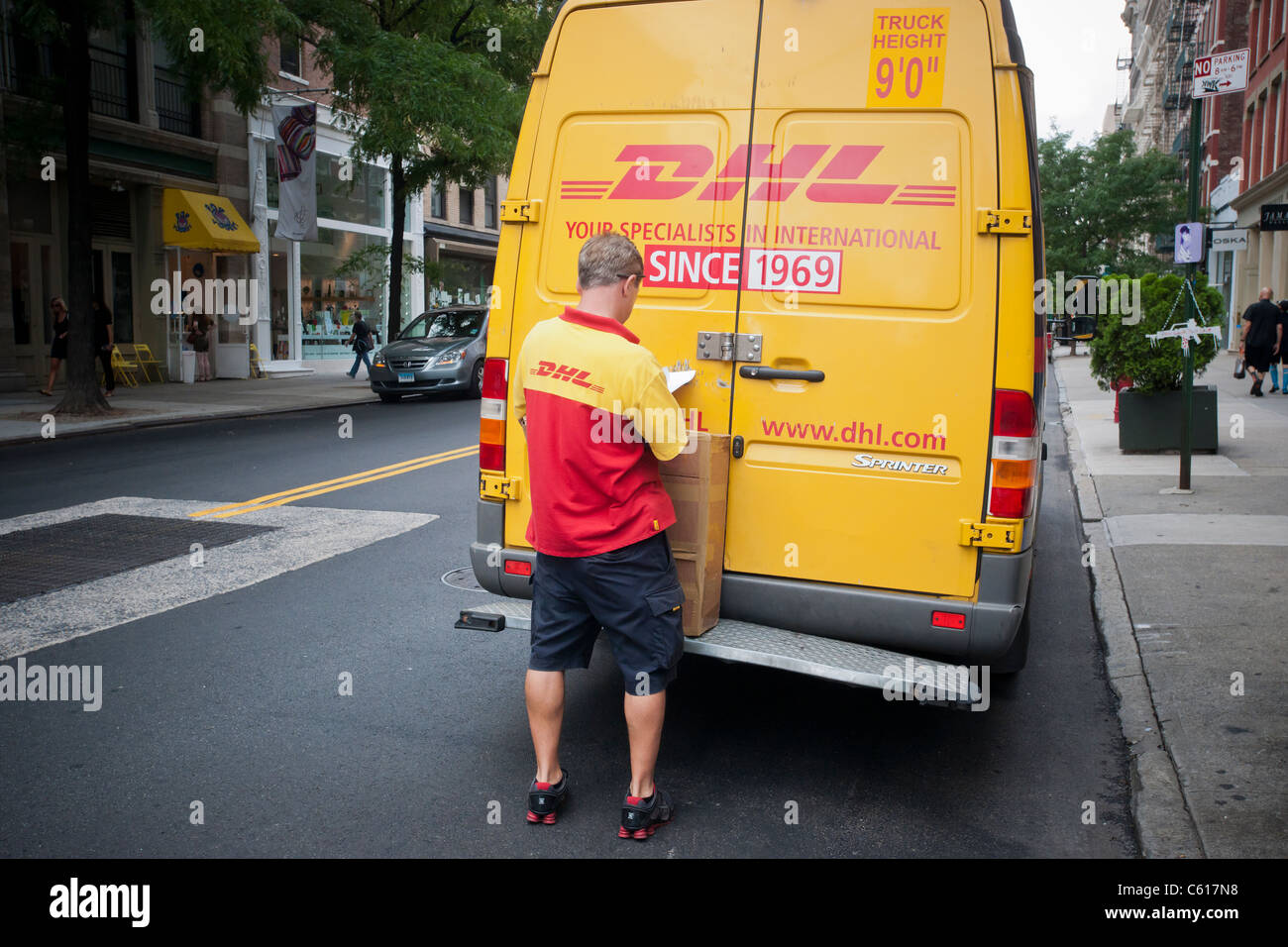 Un carrello di DHL e corriere sono visto in New York Foto Stock