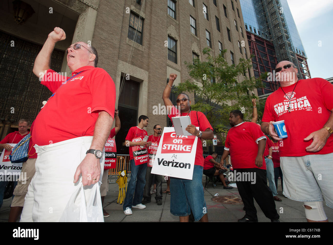 Verizon che colpisce i lavoratori fuori sede di Verizon su West Street a New York Foto Stock