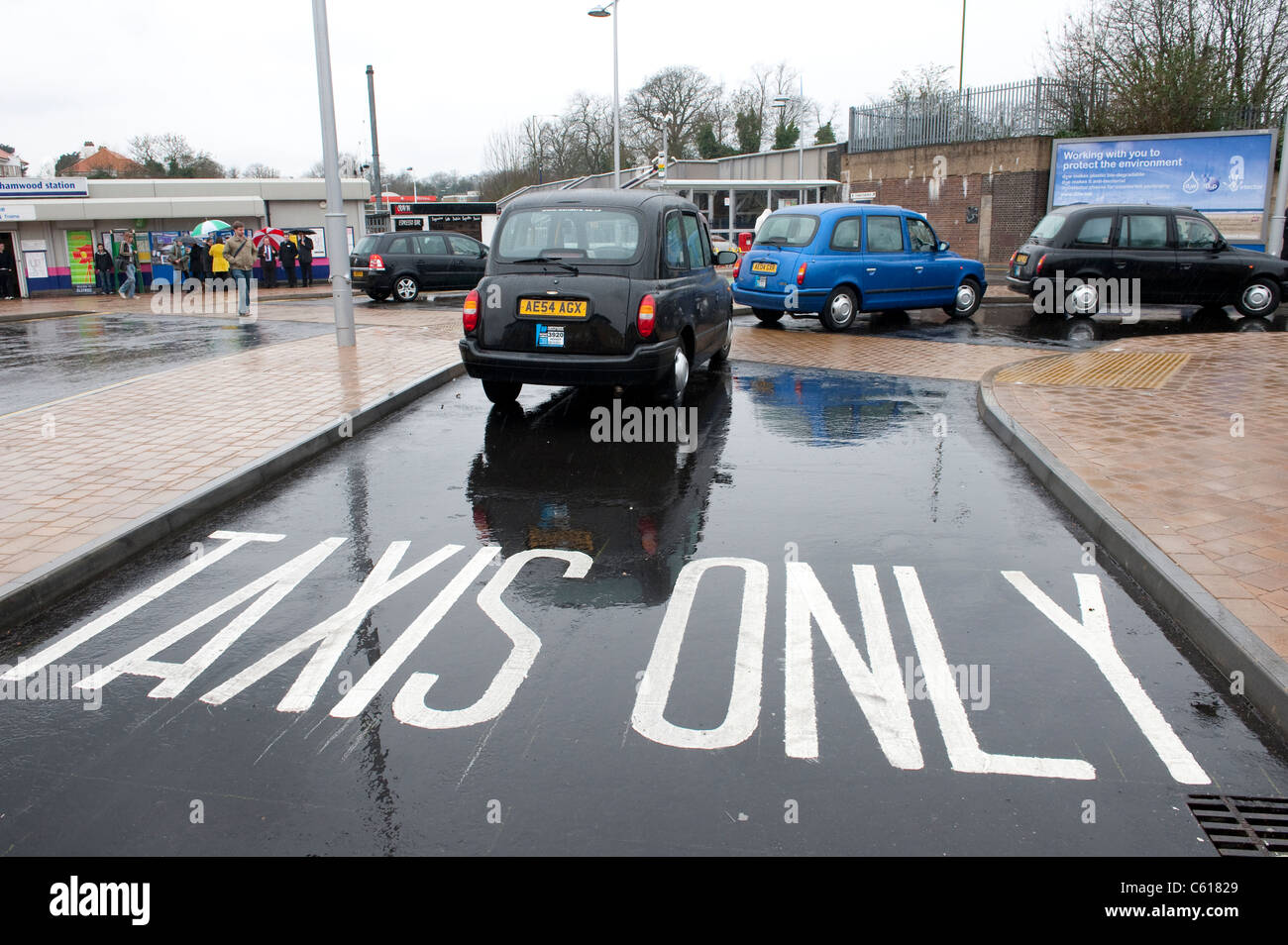 I taxi in coda in corrispondenza di una stazione di taxi di Elstree e Borehamwood Station, Inghilterra. Foto Stock