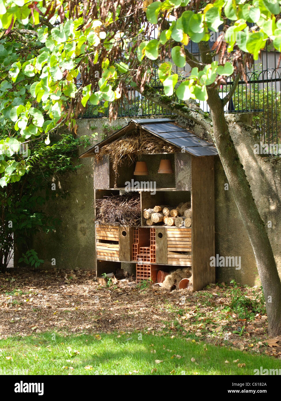 Hotel di insetti in un parco di Vendome, Loire vally, Francia. Un progetto di istruzione per insegnare su insetti e il loro habitat. Foto Stock