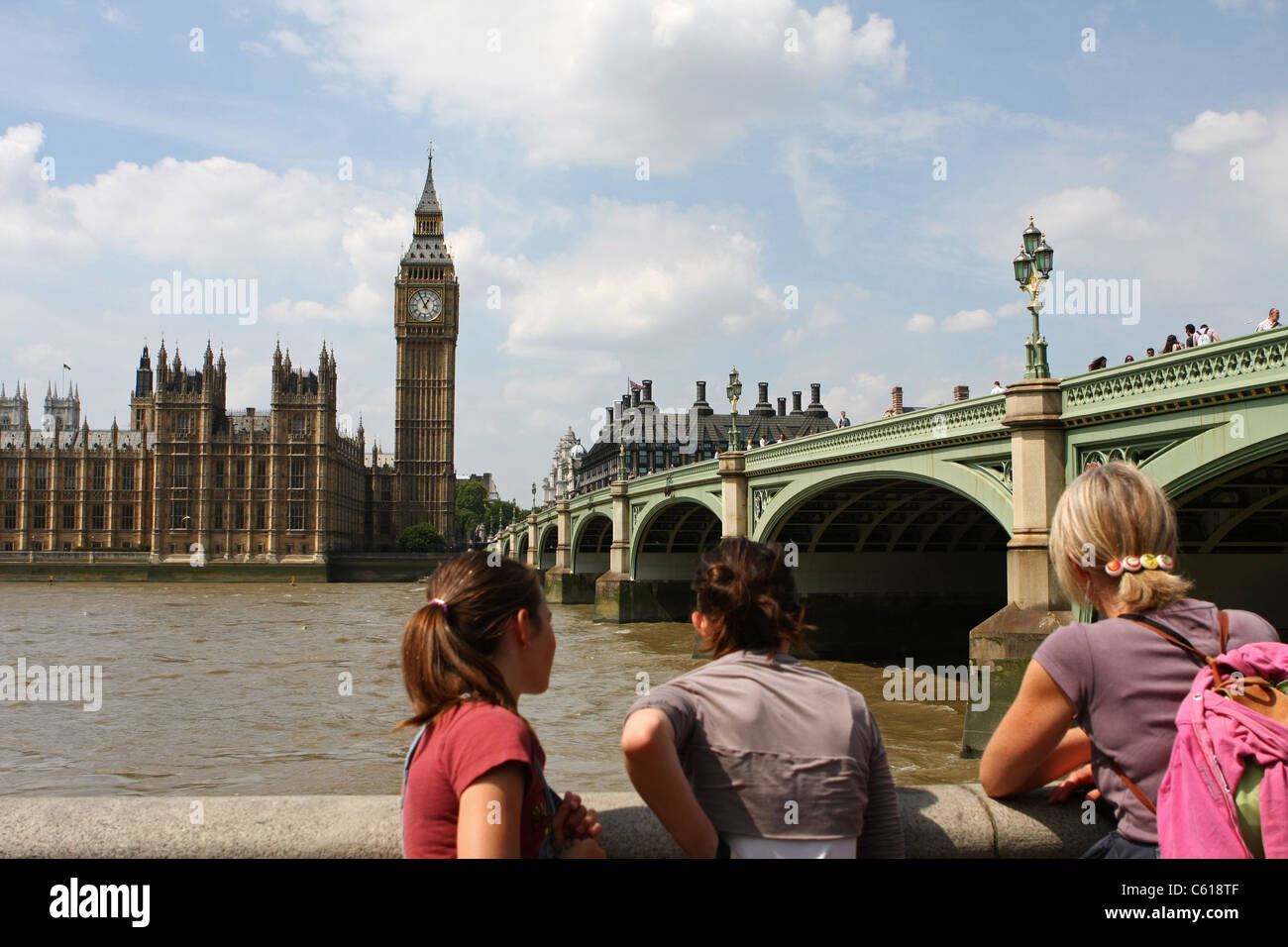 Tre turisti in cerca attraverso il Fiume Tamigi presso la Casa del Parlamento Foto Stock