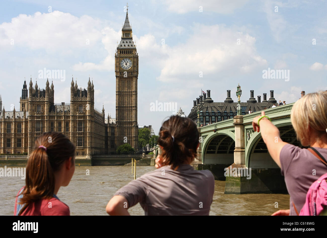 Tre turisti in cerca attraverso il Fiume Tamigi presso la Casa del Parlamento Foto Stock