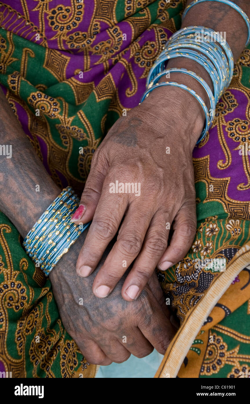 Le mani di una donna Taru, gruppo etnico del Sud del Nepal Foto Stock