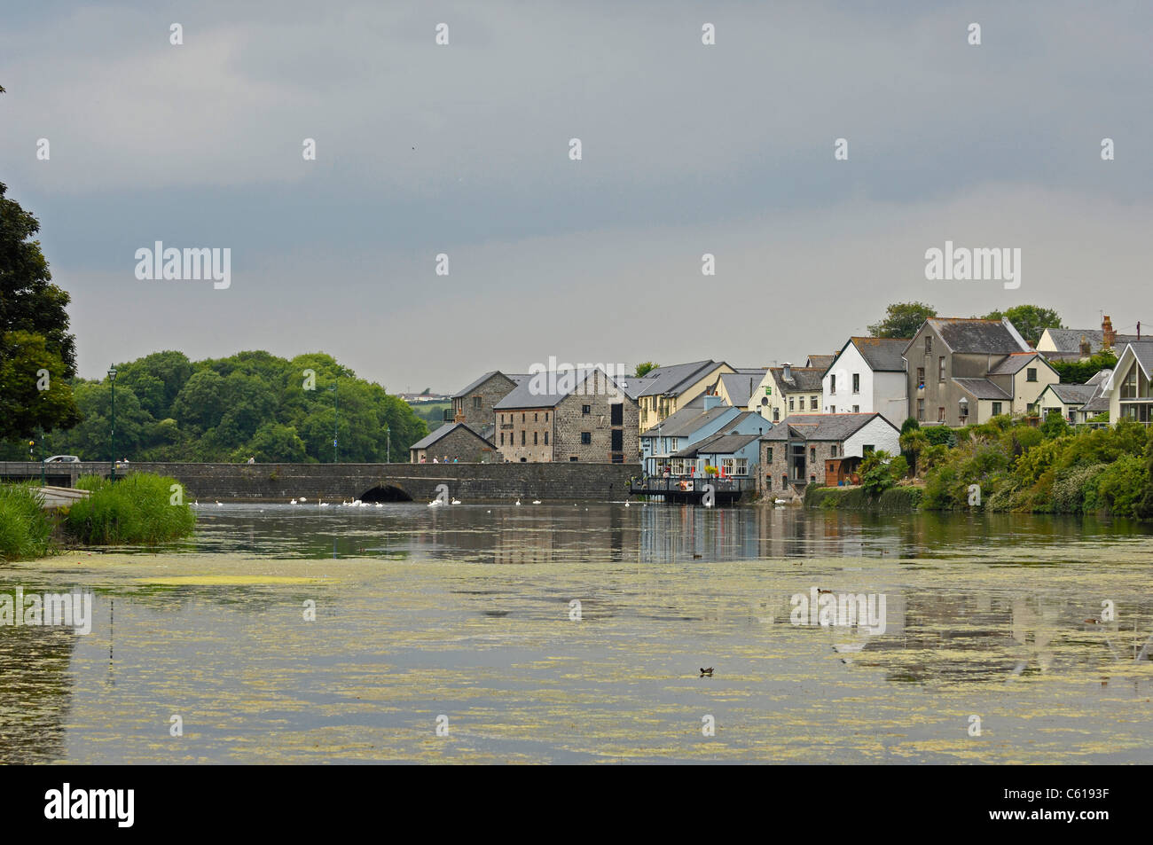 Il River side bar o ristorante sulle rive del fiume Cleddau, Pembroke, Galles Foto Stock