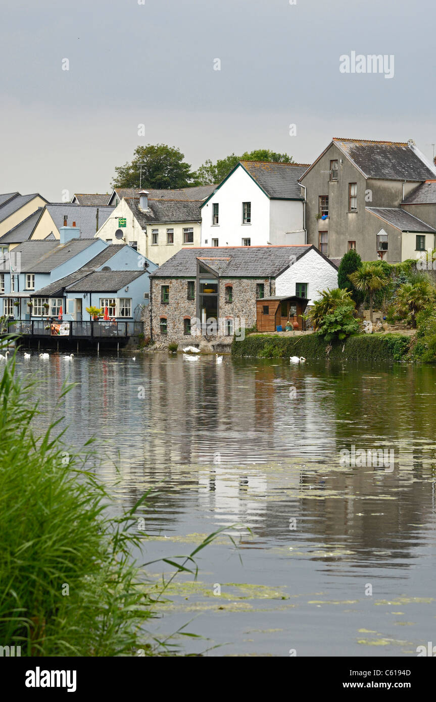 Il River side bar o ristorante sulle rive del fiume Cleddau, Pembroke, Galles Foto Stock