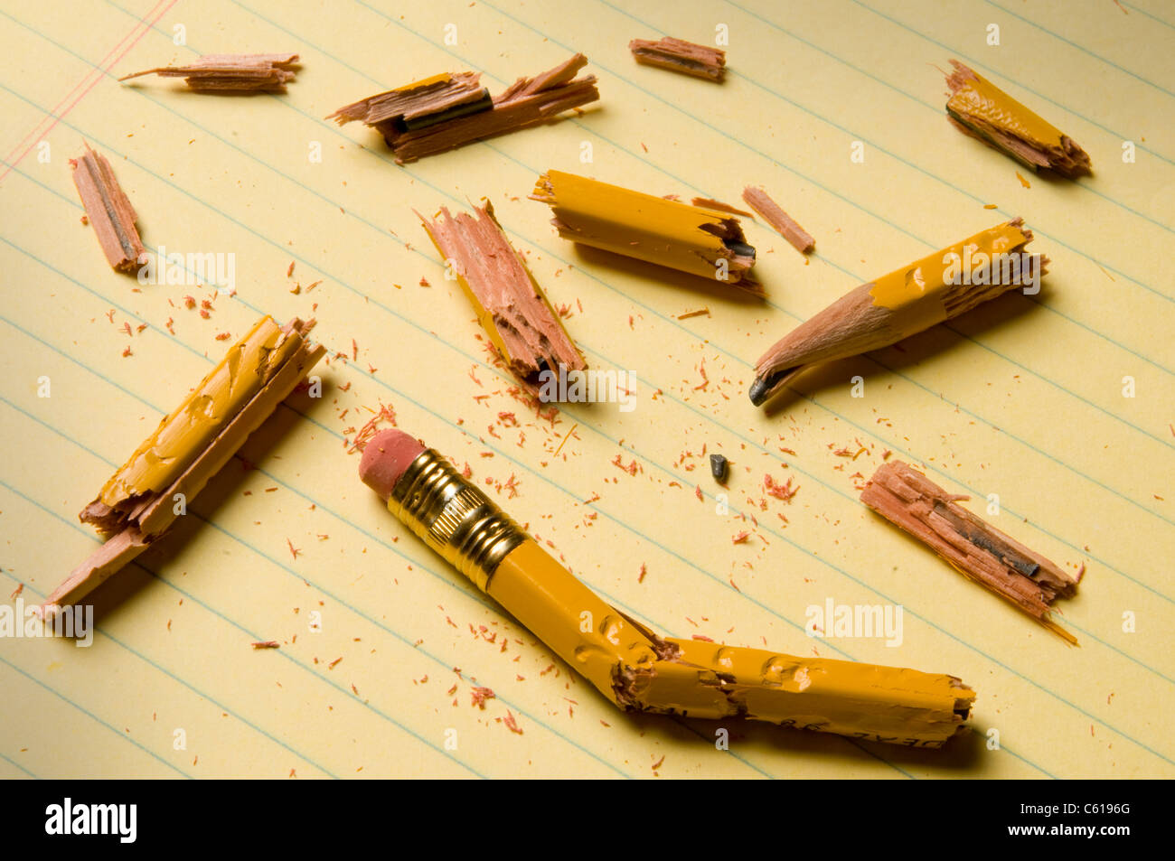 In frantumi frammenti a matita su un giallo pad giuridica, forse scrittore di simbolizzazione del blocco Foto Stock