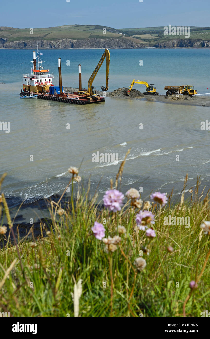 Dragaggio del mare in preparazione per tubi di lavoro di essere prevista per il lungo mare di fognature emissario regime in Newport Sands, Newport Pembrokeshire. Foto Stock