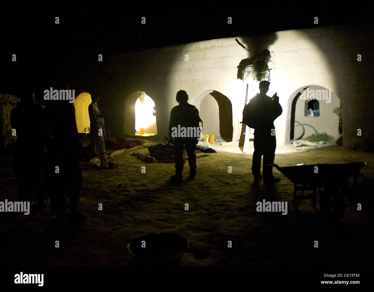 Comandos afghani assistiti dalle forze speciali dell'esercito degli Stati Uniti e dalle guarnizioni della marina con la Task Force-Sud delle operazioni speciali, conducono la ricerca di un composto durante le prime ore del mattino di un'operazione di compensazione nel distretto di Khakrez, provincia di Kandahar, Afghanistan, 31 maggio 2011. L'operazione ha portato alla rimozione di quattro sospetti insorti, nonché allo sfruttamento di materiali per la produzione di IED e di un dispositivo di avvistamento delle armi. I comandos sono con il 3° Comanddo Kandak dell'esercito nazionale afgano. (STATI UNITI Foto dell'esercito di Sgt. Daniel P. shook/rilasciato) Foto Stock