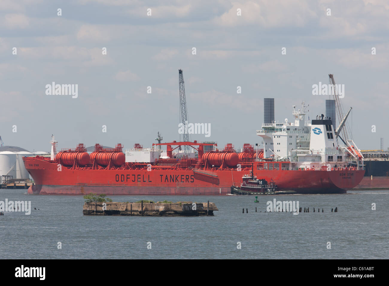 Una petroliera Odfjell manovre della nave nel porto di New York assistita da un rimorchiatore a traino. Foto Stock