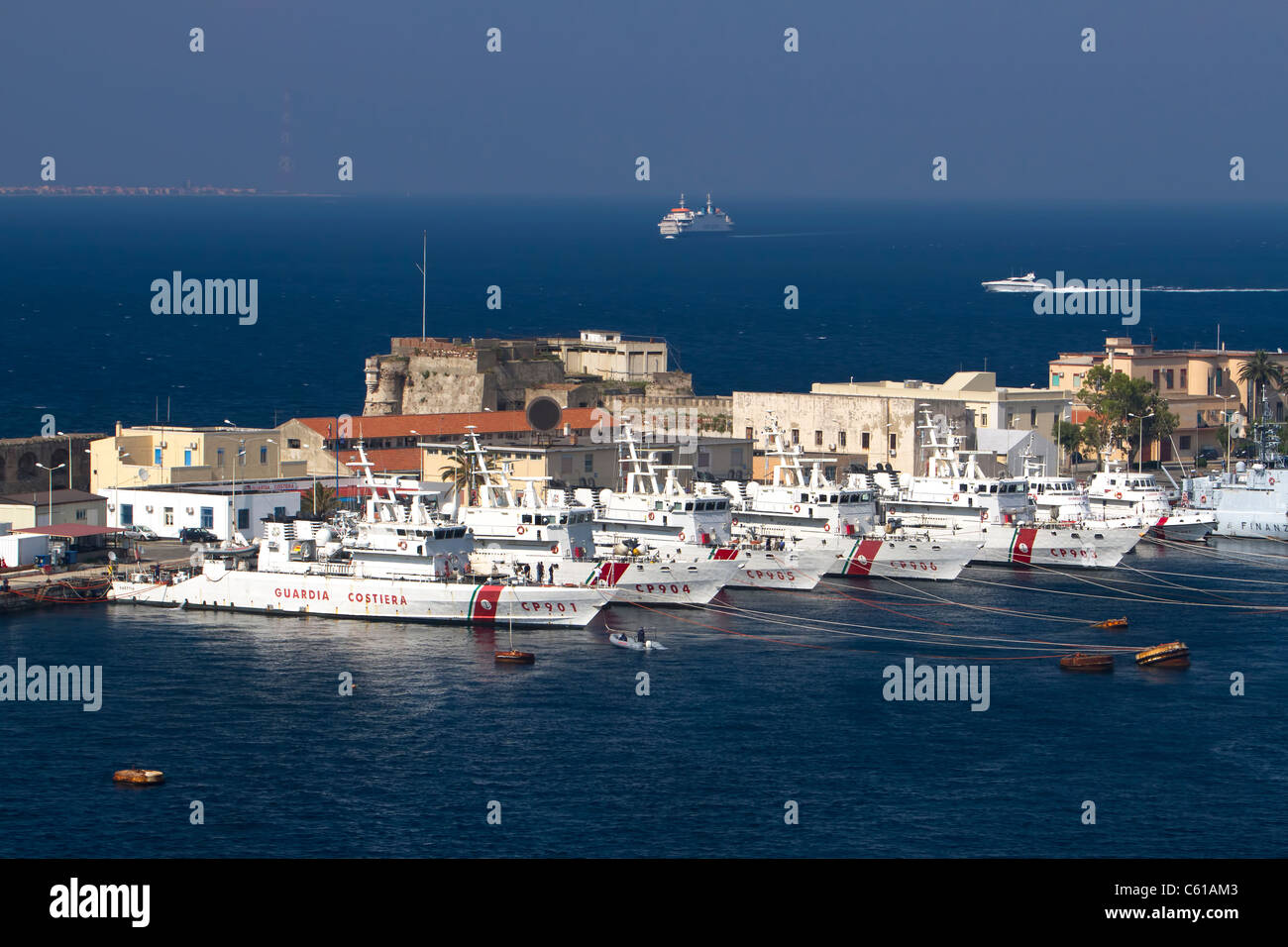 Marina Militare Italiana Guardia costiera navi in porto a Messina, Sicilia. Barche traghetto Crociera tra isola e Italia continentale. Foto Stock