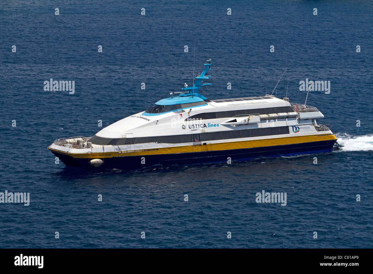 Un traghetto veloce nave lascia il porto storico di Messina, Sicilia, mostrando il Mare Mediterraneo. Foto Stock