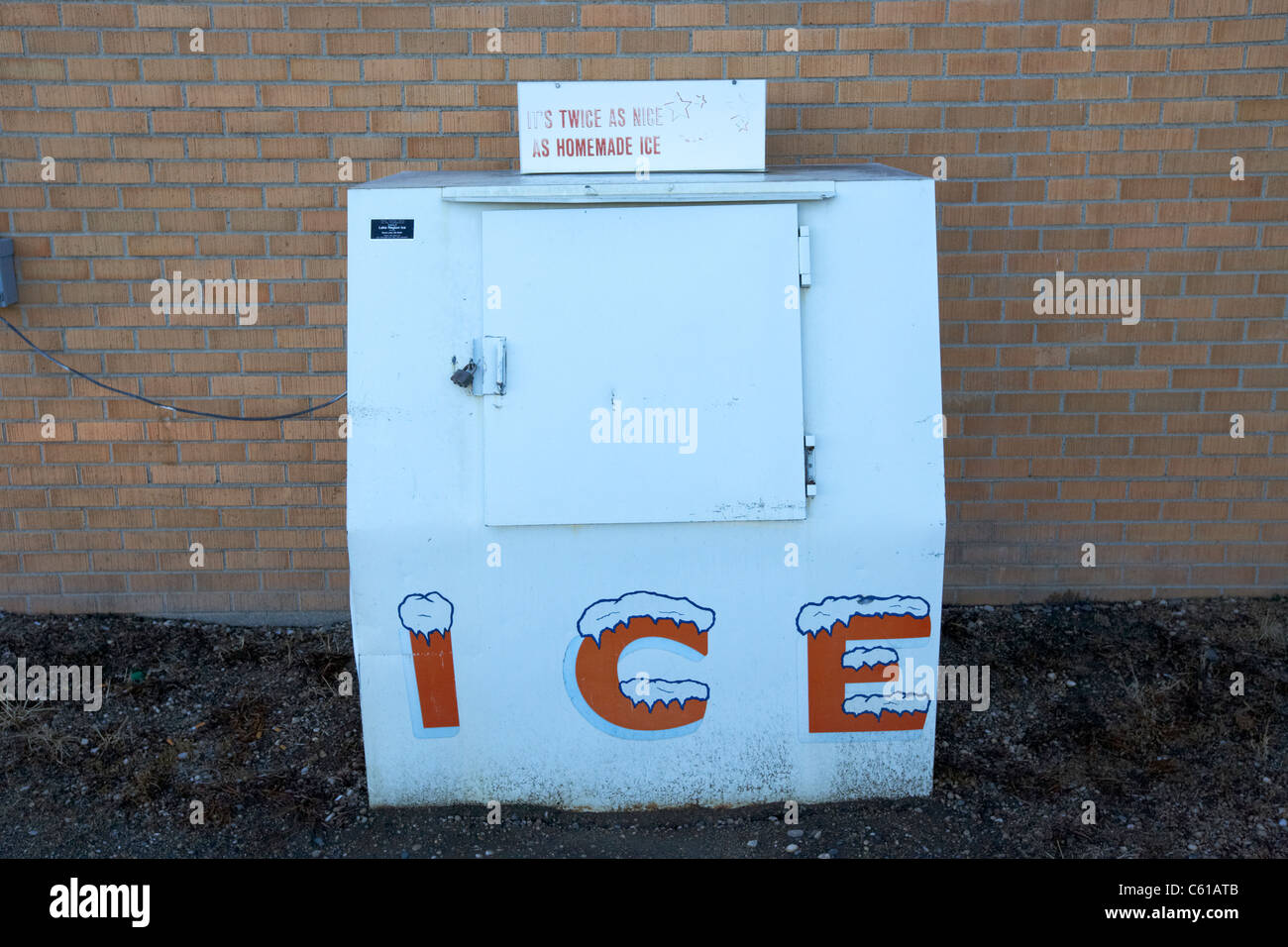 Vintage outdoor macchina del ghiaccio in corrispondenza di una stazione di servizio a Nord Dakota usa Foto Stock