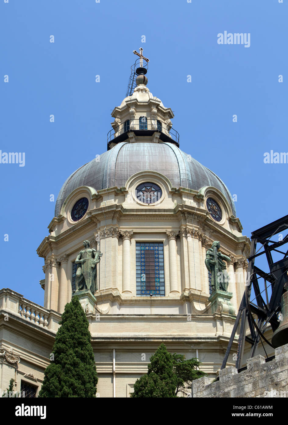 Cristo Re panorama a Messina, Sicilia chiesa mostra dome con finestra rotonda inset e sculture ornamentali. Foto Stock