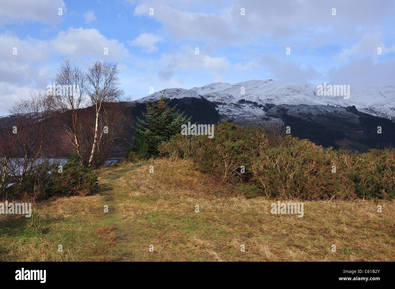 Loch Leven in inverno e spolverato di neve montagne. Foto Stock