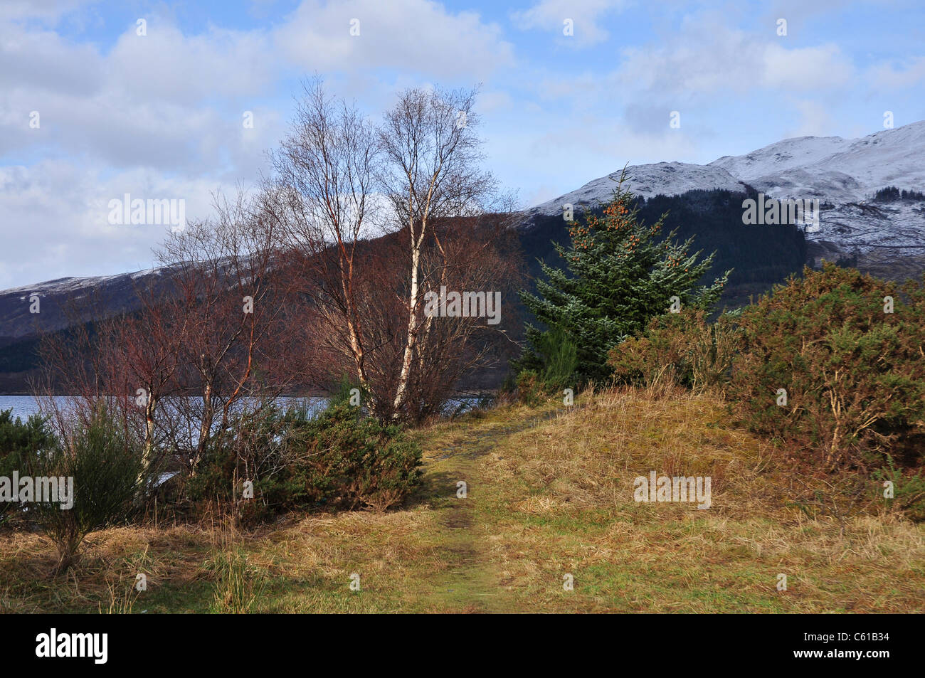Loch Leven in inverno e spolverato di neve montagne. Foto Stock