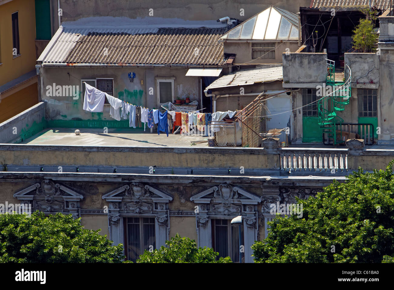 Appartamento home sulla parte superiore del vecchio edificio in Messina, Sicilia, Italia. Città urbana abitazione con la biancheria stesa ad asciugare il bucato. Foto Stock