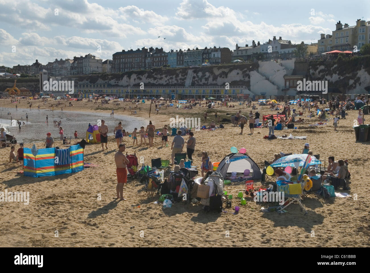Viking Bay la spiaggia di Broadstairs Kent. Folle di turisti in vacanza durante le loro vacanze estive annuali. Costa meridionale Inghilterra 2011 2010 Regno Unito HOMER SYKES Foto Stock