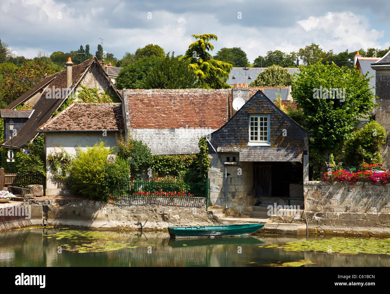 Casa in barca sul fiume Indre a Azay-le-Rideau, Indre et Loire, Francia, Europa Foto Stock