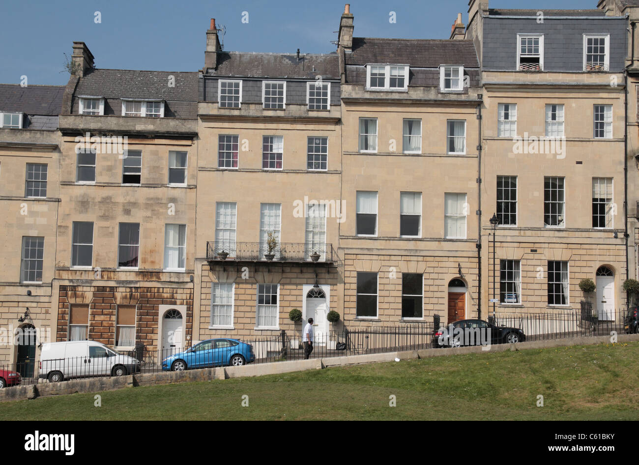 Fila di case a schiera costruito su una collina chiamata Marlborough edifici, vicino al Royal Crescent in bagno, Somerset, Inghilterra. Foto Stock