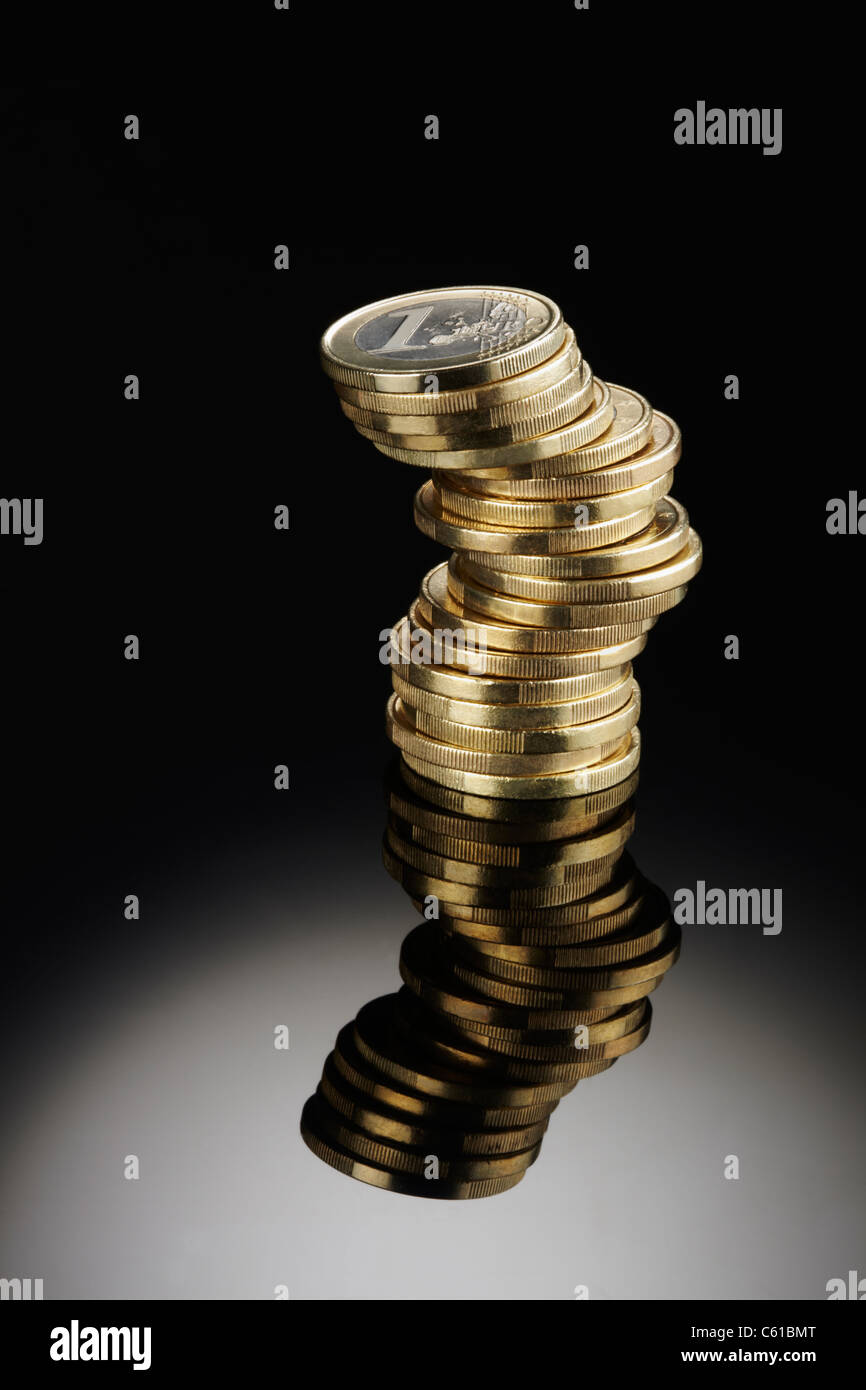 Pila di un conio di monete metalliche in euro Foto Stock