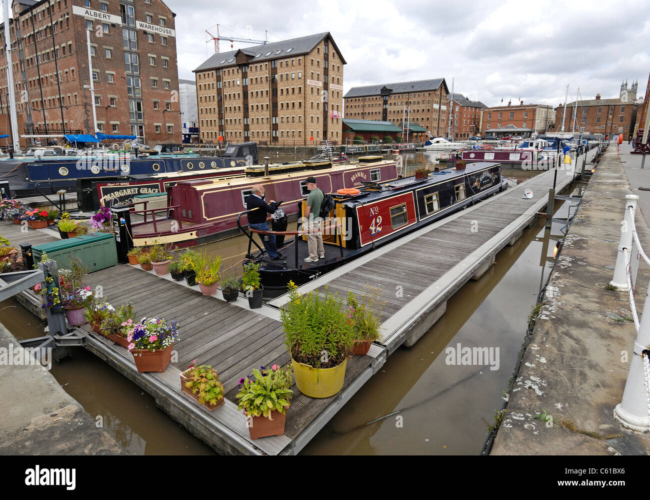 Canal strette barche e yacht e altri fiume imbarcazioni ormeggiate presso il recentemente ristrutturato docks in Gloucester, Gloucestershire in Inghilterra Foto Stock