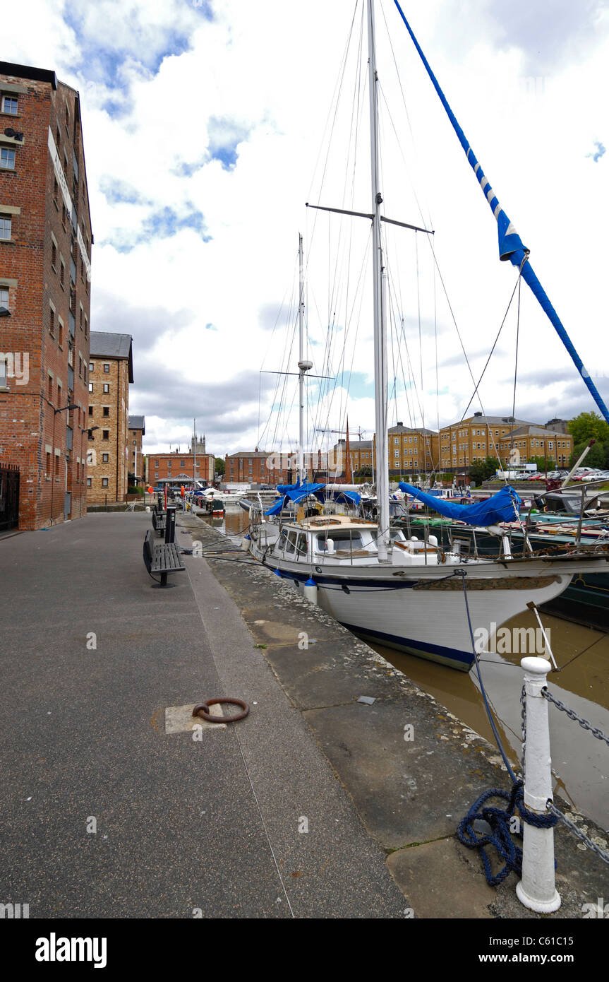 Canal strette barche e yacht e altri fiume imbarcazioni ormeggiate presso il recentemente ristrutturato docks in Gloucester, Gloucestershire in Inghilterra Foto Stock