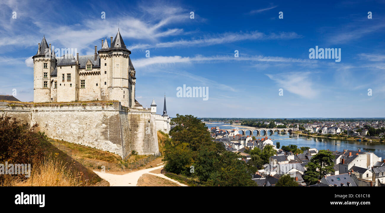 Saumur chateau affacciato sul fiume Loira valley, Maine et Loire, Francia, Europa in estate Foto Stock