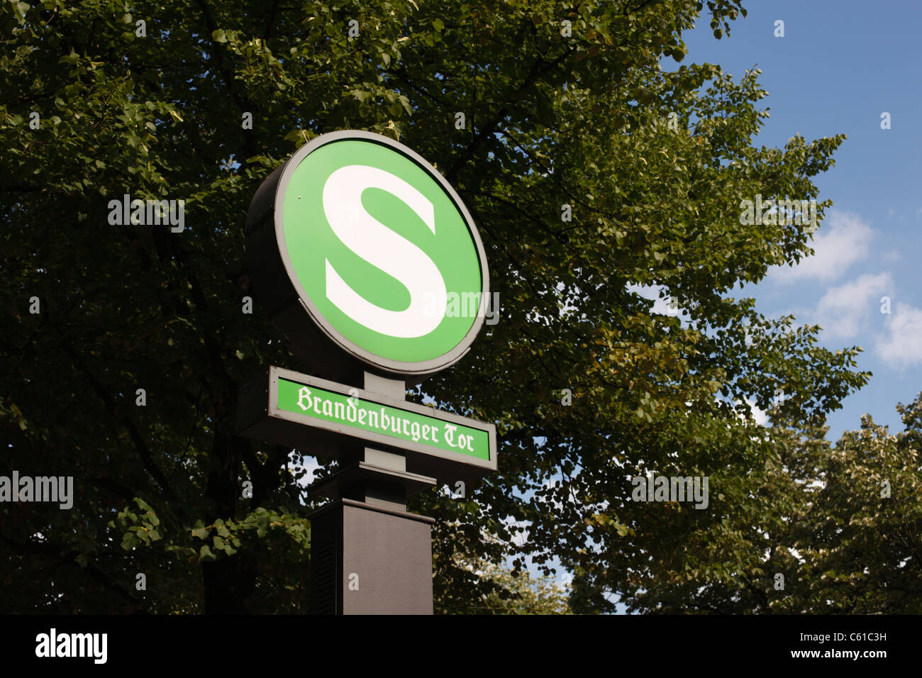 Stazione S-Bahn di segno per la Porta di Brandeburgo a Berlino, Germania. Foto Stock