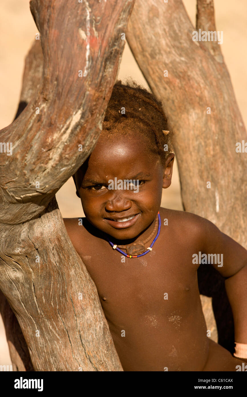 Un giovane ragazzo della tribù Himba. Purros, Northern Kaokoland, Kaokoveld, Namibia. Foto Stock